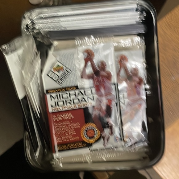 Michael Jordan Tin Basketball Playing Card Set - Picture 2 of 7